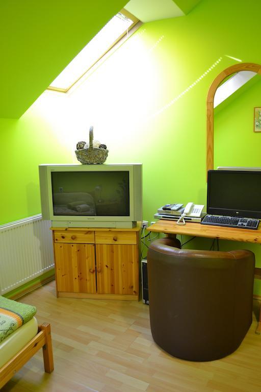 Byron Hotel Zlaté Moravce Room photo