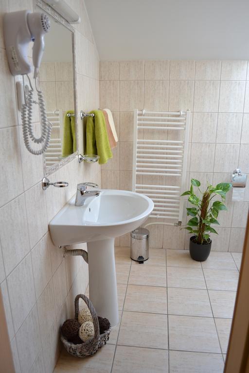 Byron Hotel Zlaté Moravce Room photo